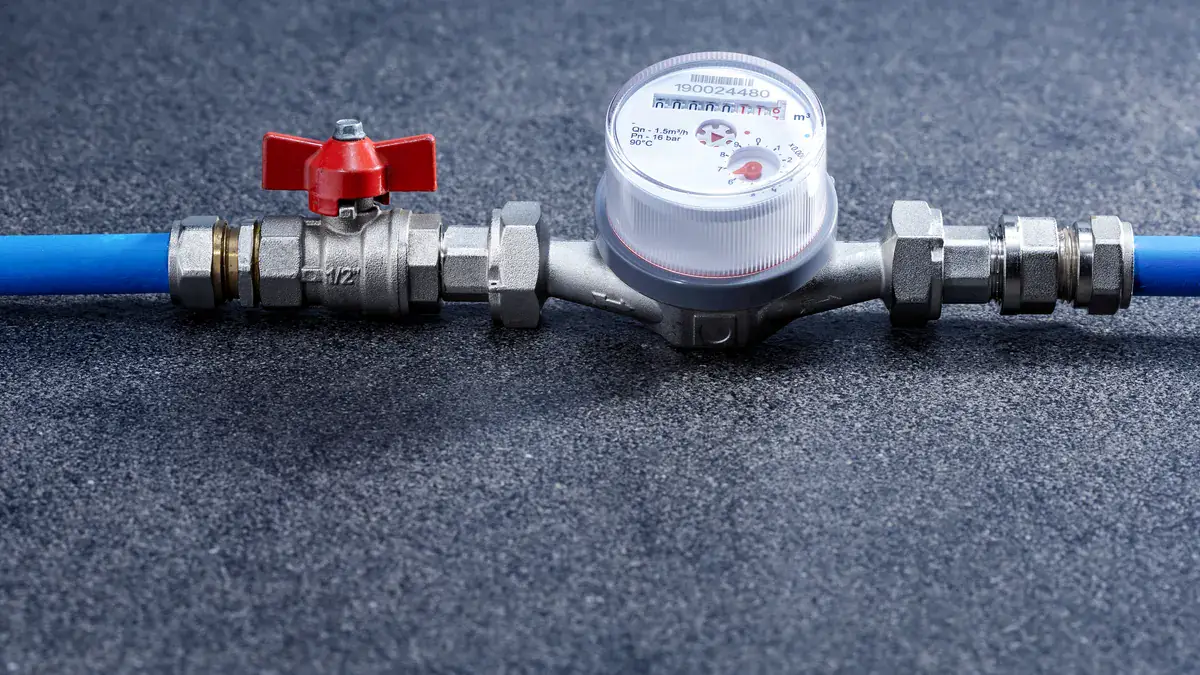 Water meter and isolation valve fitted on a water pipe