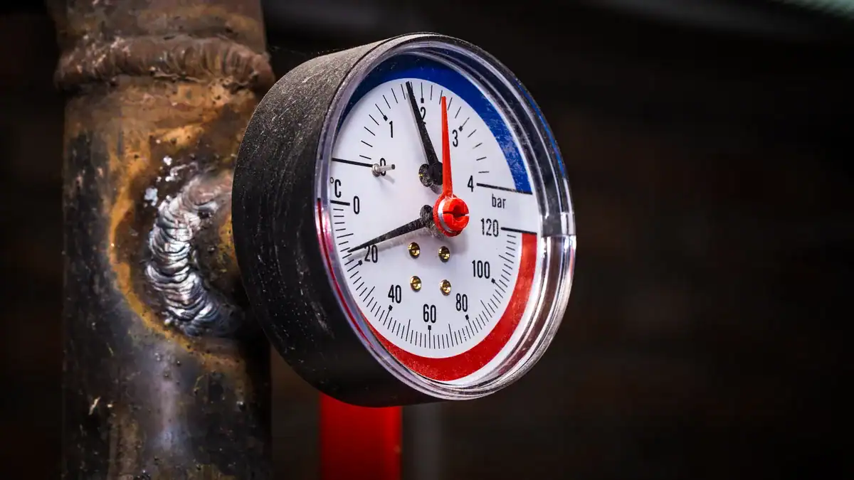 Pressure gauge fitted to a water pipe